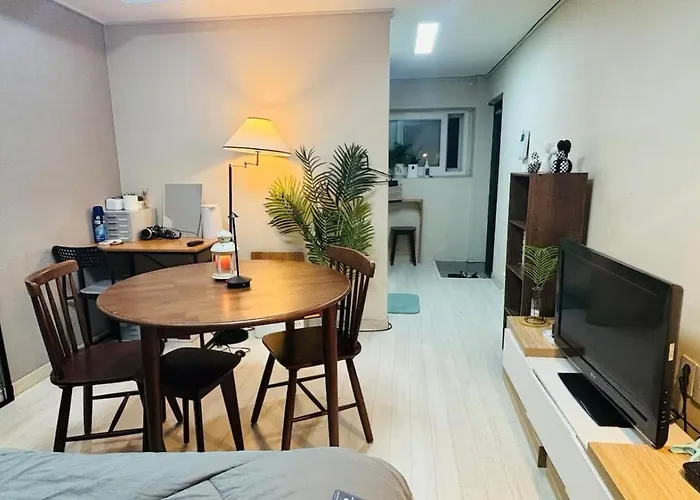 Cozy Sinnonhyeon Station Nonhyeon Station House